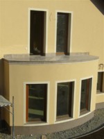 polkrozni balkon iz granita