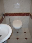 WC v belem kamnu z dodatkom nad rdeco borduro