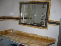 kopalnica z pultom za 2 lijaka in iz kamna okvir za ogledalo